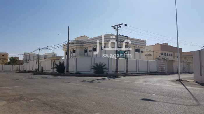 1298140 البيت كبير مساحته تقريباً 700