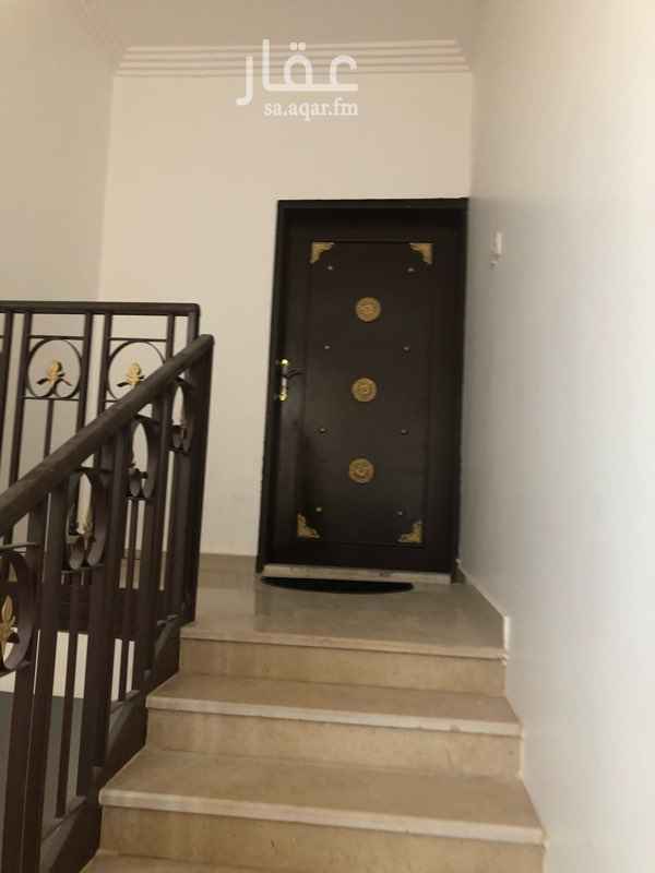 1715643 شقه في الدور الثاني (في السطح) جديدة وبها سطح خاص
في فيلا وليست عمارة
تتكون من 3 غرف و2 حمام ومطبخ
لا يوجد بها صالة
المدخل الخارجي مشترك مع شقه واحده فقط في الدور الاول
المكيفات موجودة وراكبه
عداد كهرباء مستقل
موقف مستقل
مطلوب عائلة صغيرة