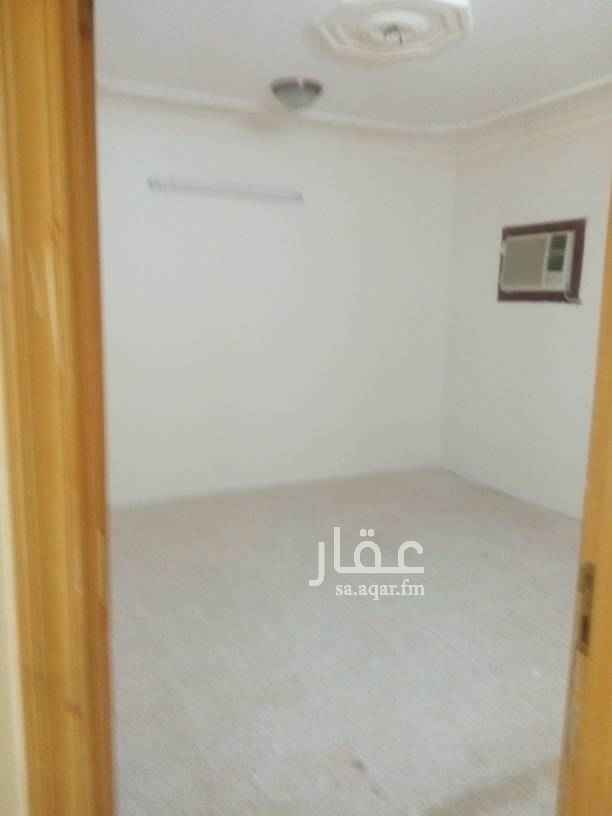 1548434 شقه في حي الملك فيصل شارع في بن ساعده ارضيه ثلاث غرف وصاله ودورتين مياه ومطبخ راكب ومكيفات راكبه مواقف متوفره قريبه من المسجد