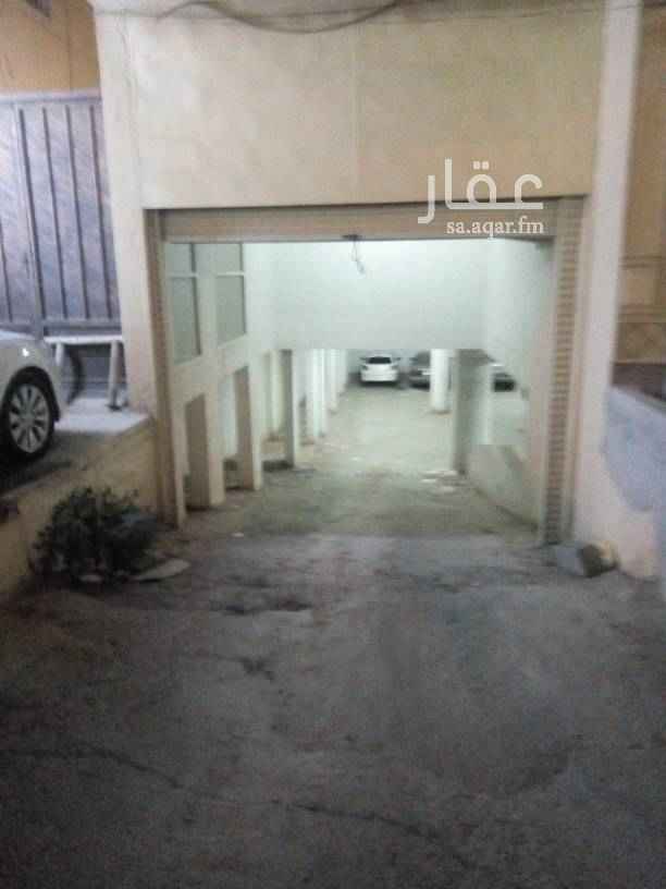 1576590 شقه للبيع في حي الحمراء شارع آل داود مساحتها 137م ثلاث غرف وصاله ومطبخ راكب ومكيفات راكبه الشقه نظيفه عماره زاويه ويوجد بها قبو للسيارات لا تقبل بنك