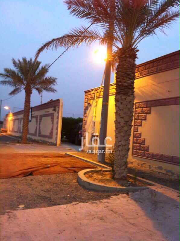 1206379 استراحة قسم رجال يوجد به مجلسين رجال و٢ دورات مياه وملعب كرة قدم وباب مشترك على المسبح وباب مشترك على المقلط .. قسم العوائل مجلس وخيمة يوجد بها مشب ومطبخ و٢ دورات مياه وباب مشترك مع المسبح والمقلط ودكه ومساحات زراعيه