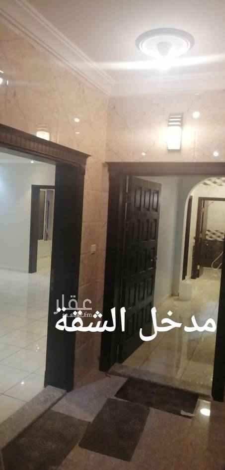 1754696 شقة فاخرة للإيجارفي حي الريان نظيفة مكونة من 5غرفة وصالة و4حمامات ومطبخ وغرفة شغالة مع حمام مستقل ومخزن بسعر ٢٥٠٠٠﷼تبعد عن المطار 2 كيلو ومن الدفاع الجوي ٣دقايق ومن القاعدة الجوية ٤دقايق