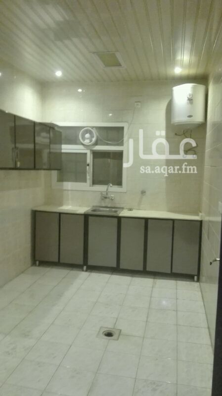 1542548 شقة للإيجار عوائل
حي الملك فيصل
غرفتين وصالة ودوره مياه ومطبخ
راكب مكيفات ومطبخ
تشطيب ممتاز جدا
راكب مصعد بالعمارة