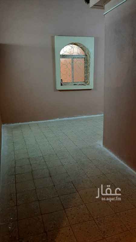 1728482 شقه دور ارضي مدخل خاص للرجال ومدخل خاص للنساء مكونه من 5 غرف وصاله ومطبخ وثلاث دورات مياه ومكيفه ونظيفه للايجار السنوي للعوائل بحي غرناطه ( حي المطار )
## ويوجد شقه اخرى نفس المواصفات ##
ملاحظه / للتواصل الواتساب 0542553535