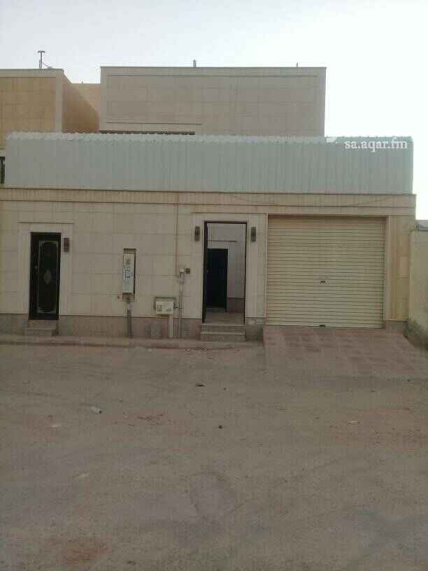 1455398 فيلا فاخرة للايجار بحي المونسيه درج داخلي مدخلين مكونه من مجلس ومقلط وصاله ومطبخ ومجلس نساء وغرفه كبار السن والدور الثاني مكون من ٤غرف نوم وصاله وغرفه خادمه وغرفه سائق و٤حمامات ومدخل سيارة وحوش.