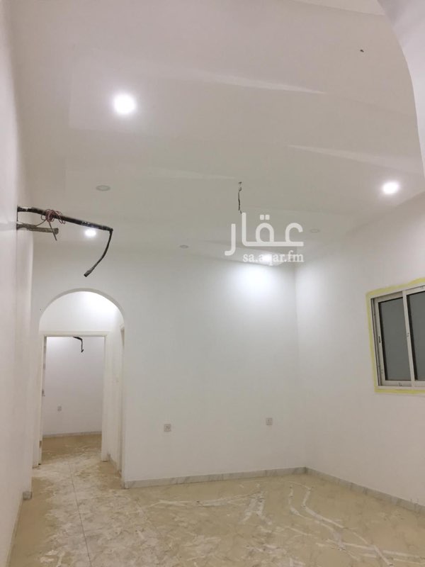 1292823 شقة للبيع بسعر مغري جدا بمخطط الملك فهد بدروم مكونه من ٤غرف وصالة و٣دورات مياه +حوش ممر ا