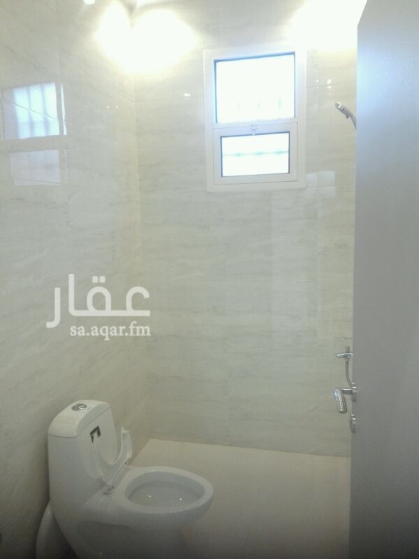 1635268 شقه للايجار في المهديه شرق قريبه من الدائري تبعد ع الدائري ٣دقائق شبه جديد تتكون من ٤غرف وصاله غرفه مستر مطبخ امريكي وثلاث دوره مياه ملحق بدون سطح كهرباء مشترك مويه مشترك ايجار سنوي ٢٠الف ريال دفعتين 0593185785
