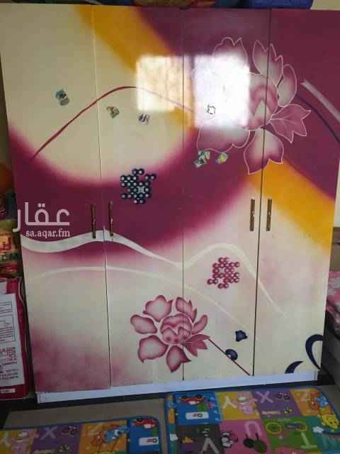 1685334 شقة بالدور الارضي بمنطقة العزيزية قريبة من الدائري الجنوبي ، ايجار الشقة السنوي ١٣٣٠٠ ريال شامل المياه ، الشقة ٢ غرفة و٢ حمام واستقبال ، الغرفة ١ بها تكييف شباك ، و٢ سرير و١ سرير اطفال ومكتب ودولاب ، الغرفة ٢ بها سرير كبير وسراحة ودولاب وتكييف اسبلت ، الاستقبال بها طاولة طعام و٤ كراسي ومبرد مياه وديب فريرز ، المطبخ يوجد به دولايب بحالة ممتازة ، اجمالي قيمة العفش ٦٠٠٠ ريال ، وسيتم تسليم الشقة في ١٥ سبتمبر ٢٠١٩ ان شاء الله ويستحق الايجار بداية من ١ اكتوبر ٢٠١٩