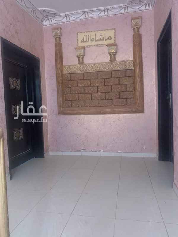 1575138 شقه علويه مجدده العقار نظيف .تتكون الشقه من ٣غرفه نوم وصاله ومطبخ وثلاث دورات مياه ومجلس رجال معتزل عن الشقه +مع السطح
دفعتين او شهري