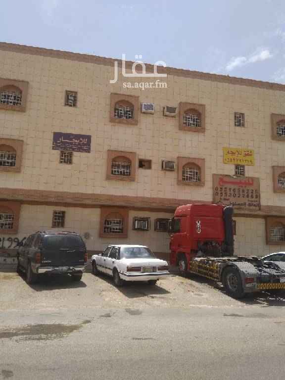 1646178 للايجارالسنوي شقق عزاب بالنسيم الشرقي بشارع ابو الاسود الدولي قريب من خريص وقريب من الحرس الوطني شقة غرفتين وصالة وحمام ومطبخ ب12الف ريال و3غرف وصالة و2حمام ومطبخ ب17الف ريال وغرفة وحمام ومطبخ ب6الاف ريال للتواصل 0533623448او 0593746028مجموعة العبيد العقارية