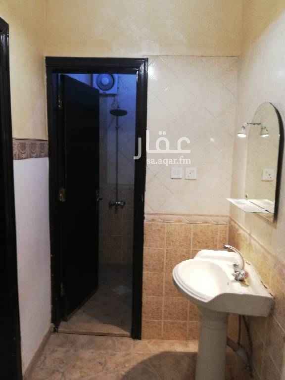 1642186 شقه في الدور الثاني مكونه من ٣ غرف وصاله ودورتين مياه ومطبخ وسطح خاص مدخله من الشقه عداد كهرباء مستقل الغاز ممدد الى تحت الباب الخارجي يفتح من الشقه في حاله دفع سنه مقدم ١٢٠٠٠ غرف النوم كبيره. وحياكم الله