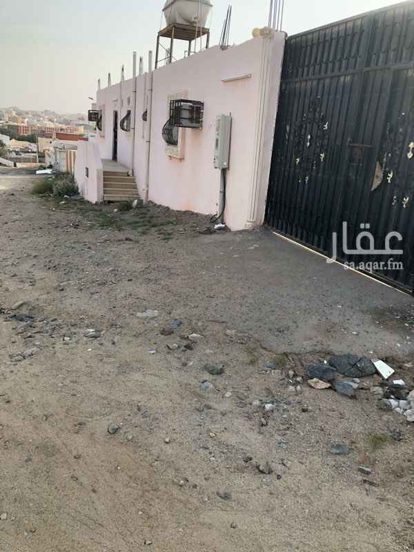 1377442 في الحرازات
للإيجار إستراحة خلف قاعة الباخرة في تبة مرتفعة وعلى شارعين
يوجد بها عدد غرفتين مساحاتها 4*5
ويوجد بها دورتين مياة
يوجد مطبخ
خزان كبير يشيل 8 سكسات
بيارة صرف صحي
عداد كهرباء مستقل ذي الجهد الجديد
البناء كامل مسلح ولا يوجد اي شي شعبي
قريبة من الشارع العام وكافة الخدمات والمطاعم والبقالات جمبك
لا تحتاج سيارة لتشتري اغراظك
للتواصل على رقم الجوال 0594993300
منطقة هادئة بعيدة عن الصخب والزحام
والله ولي التوفيق