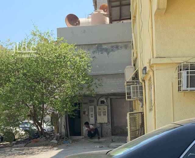 1366572 • بيت شعبي بحي الخليج مؤجر سكن عماله
• الدور الارضي شقتين منفصلتين:
•• شقة ارضية ١: ست (٦) غرف + ثلاث (٣) دورات + حوش + مطبخ
•• شقة ارضية ٢: غرفتين + دورة مياة + صالة + مطبخ
• الدور الاول شقتين منفصلتين:
•• شقة ٣: اربع غرف + دورة مياة + صالة + مطبخ
•• شقة 4 : غرفتين + دورة مياة + صالة + مطبخ.
(المميزات)
• الدخل الحالي اكثر من ١١٪ اجار سنوي ٤٠ الف قابل للزيادة.
• مرغوب من العماله لقربه من شارع الخزان
• بجواره ارض كبيره مواقف للسيارات
• ثلاث (٣) عدادات كهرباء
