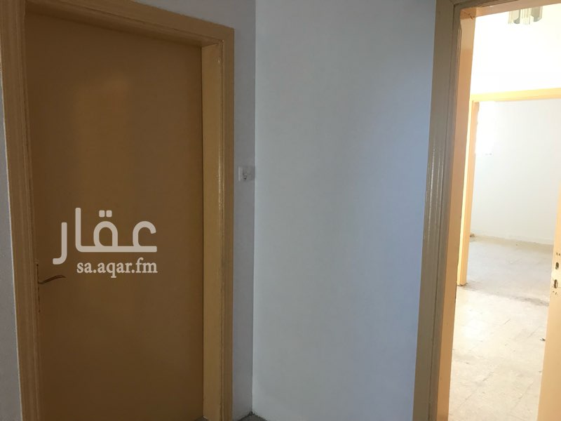 1643905 1-مدخلين
2- ثلاث غرف وصاله
3- دورتين مياه