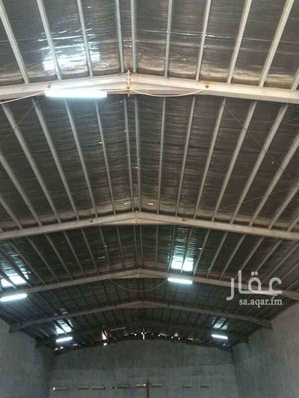 1010045 مستودع وفيه سكن عمال و متواجد حراسة وكهرباء