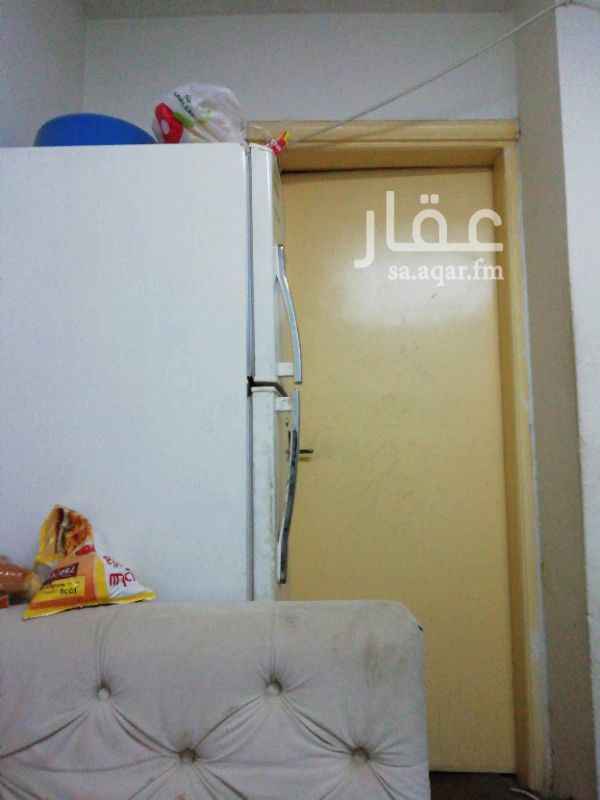 1438203 شقة عبارة عن غرفه واحده مشاركة مع ٢ محاسبين مصريين و المطلوب شخص ثالث لمشاركتهم بنفس الغرفه.
الشقة مؤثثة بها غسالة اوتوماتيك و ثلاجة و تلفزيون و تكييف و دولاب وسرير.
المطلوب ١٨٣٣ريال كل ستة أشهر كإيجار
و ثمن التأسيس عن الشخص الخارج 1000 ريال