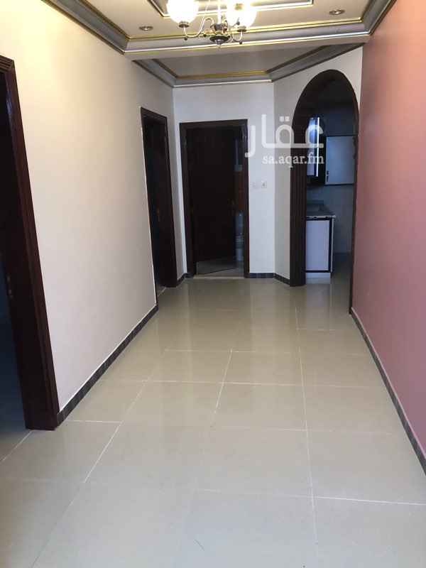 1745534 البيت مكون من دورين الشقة في الدور الأول يوجد مكيفات في الشقة