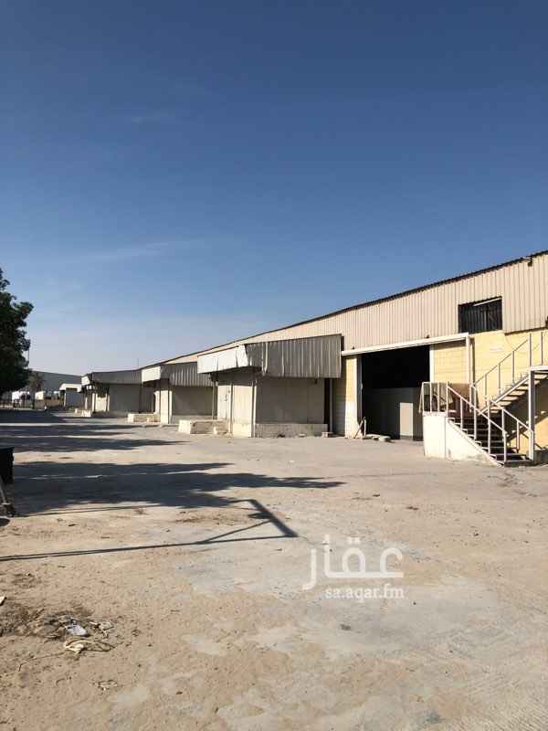 1310579 للأستثمار الموقع بالكامل برادات و ثلاجات مقابل سوق الخضار المركزي يوجدعدد ٥٢ حجم صغير وعدد ٥ حجم كبار ويتوفر سكن للعمال ومكتب للاستفسار الاتصال على الرقم 0502888820 مسفر