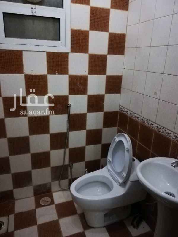 1352575 شقة غرفة وصالة راكب مكيفات ومطبخ في فلة سطح ب ١٥ الف في العقيق