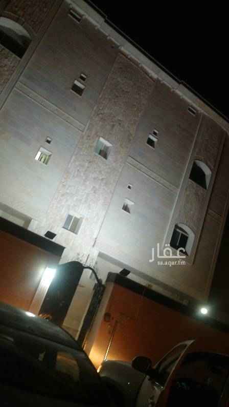 1700438 عماره سكنيه ثلاث ادوار بالشييبيه قريب الحديقه المركزيه وممشي الهجره عليها بنك راجحي مليون وثلاثمايه كاش.. موصفاتها... الدور الارضي دور كامل ٧ غرف واربع حمامات وصاله ومدخلين ع جهتين. الدور الااول شقتين شقه اربع وشقه تلات غرف بمنافعها. الدور الثالث شقتين شقه ٣ غرف وشقه اربع غرف والسطح دوج داخلي مع الدور الثالث. العماره عمرها ٣ سنوات كل شي شغل خاص وانا صاحب العماره التواصل واتس