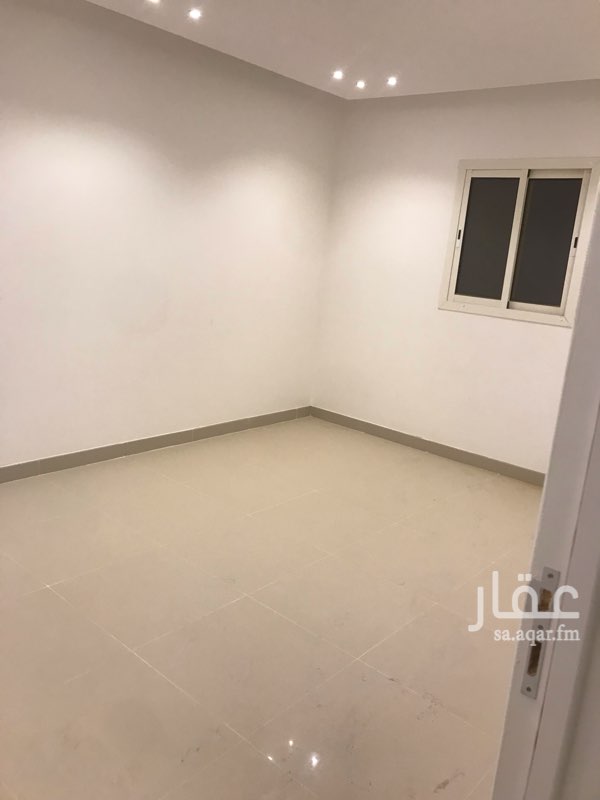1549781 شقة بالسطح جديدة شارع 20
لايوجد فيها سطح
علما ان الايجار يشمل الماء
غرف وصالة ومطبخ ودورتين مياه
الحاره هادئة والجيران اجواد ومواقف السيارات واسعه والمسجد قريب وقريبة من طريق ابوبكر الصديق