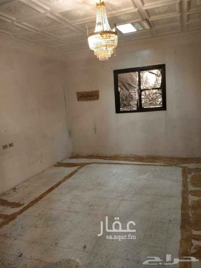 1501296 غرفة عزاب للايجار. داخل شقه مكونه من غرفتين ومطبخ وحمام وصاله. الايجار كل ستة اشهر 4000 ريال كل سته اشهر
