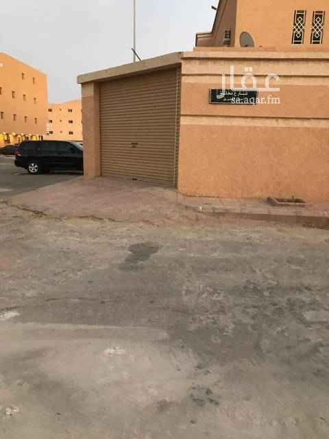 1631502 فله العقيق/ المساحه (٨١٢)م واجهتين شارع (٢٠)شمالي و(٢٠) شرقي فله مع الملاحق جه الشمال وشقه ارضيه دورين وشقه ارضيه وشقه علويه الدور الاول مدخل مستقل علما ان الفله مجدده بالكامل والله الموفق.