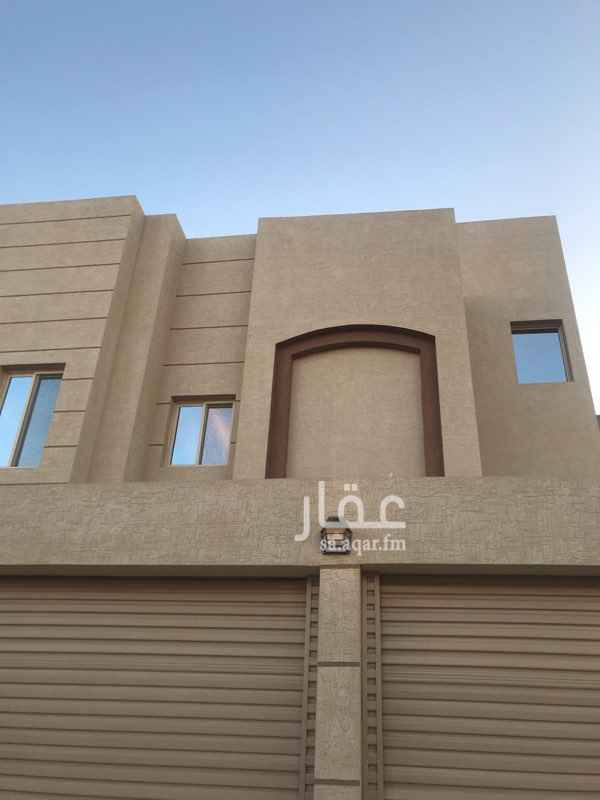 1426082 فلة ثلاث ادوار كل دور يتكون من ( مدخل سيارة و حوش وغرفة شائق وغرفة خادمة )