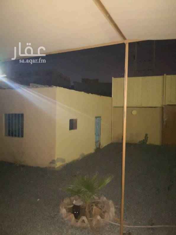 1571359 حوش في الحرزات بدون صكوك خلف محطة الوطن مساحة ٤٠٠ على شارعين خزان ماء اثنين سكس فيه مرتبل امريكي ١٢ /٤ غرفة نوم وصالة ودورة مياه عداد الكهرباء