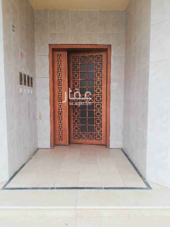 1582168 شقة ارضية بها مجلس ومقلط وغرفتين داخلية وحمامين وحوش خاص بالشقه وبها مدخل رجال ومدخل نساء