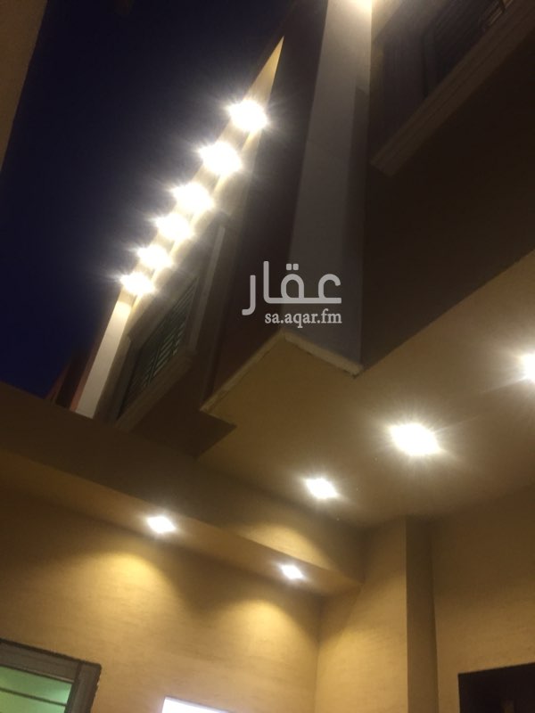 1409461 دور مسروق للايحار في القمه حي عكاظ اربع غرف نًوم وصاله وتحت غرف خدمة ومدخل سياره ومشب
