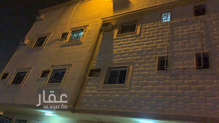 1750534 السلام عليكم،، شقه للايجار مكونه من ٤ غرف و٢ حمامات المطبخ راكب، يوجد لفت، بالعمارة، الموقع، خلف جامع العودة الحي هادي جدا. للتواصل 0598880599 أو 0558427278