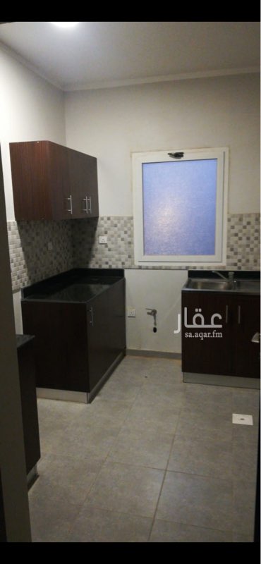 1398910 شقة ٣ غرف نوم وغرفة جلسة و٣ دورات مياه ومطبخ مركب ومكيفات سبيليت وغرفة خادمة بحي الشروق مطلة على طريق الساحل الرئيسي ، السعر نهائي
