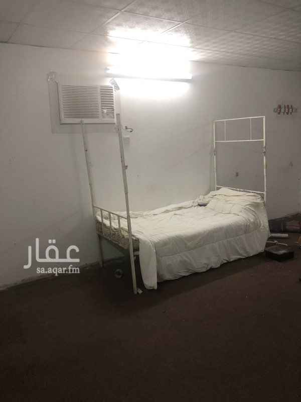 1673439 غرفة للايجار ب عمارة فيها مكيف مساحتها ٦ ب ٦ تسع ل ٧ اشخاص ب ١٢٠٠ شامل الموية والكهرباء