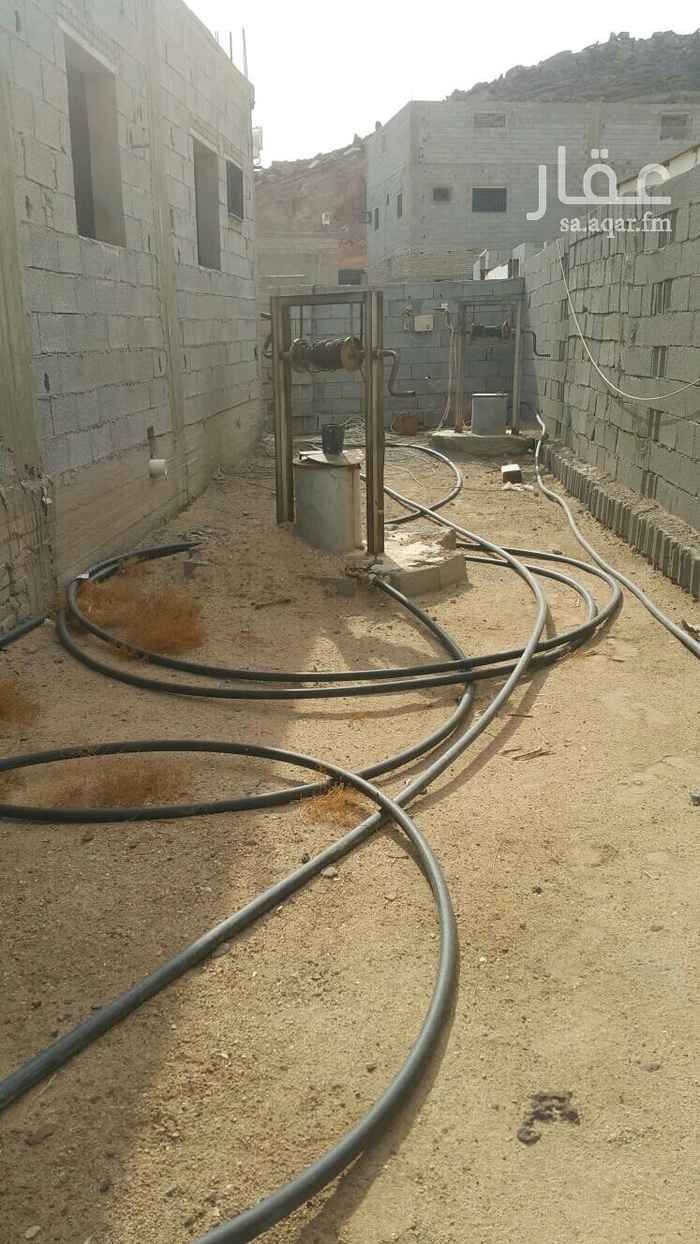 1571442 بيت عظم مسلح للبيع بوثيقة وليس بصك .. لا توجد به كهرباء
فيه بير ارتوازي مساحة الأرض 395م مساحة البيت 125م بخزان ارضي
على شارعين
