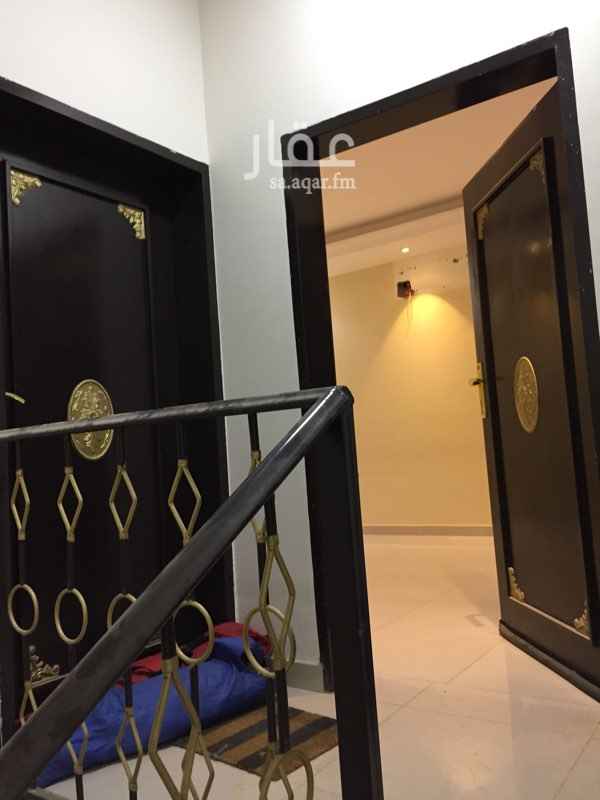 1411796 بسم الله والصلاه ع نبينا محمد للايجار دور في السطح عمره سنتين نظيف جدا بوجد مدخلين واحد ع الصاله وواحد ع المجلس يوجد غرفتين نوم والرئيسيه مع دوره مياه اعزكم الله يوجد مجلس و صاله وجلسه خارجيه خاصه فيك في السطح — المطبخ والمكيفات مب راكبه والمدخل مشترك مع الدور الي تحت — الموقع ممتاز جميع الخدمات متوفره لاكن الموسف ان المسجد لازم بسياره ويبعد بسياره دقيقه او المشي حوالي ٧ دقايق وحوله بقاله ومحل خضار ومغاسل وقريب منه محطة الميترو قريبا قسط ١ ٣٠ الف قسطين ٣٤ الف يوجد فديو للتواصل واتس ٠٥٩٩٨٨٤٥٩٩