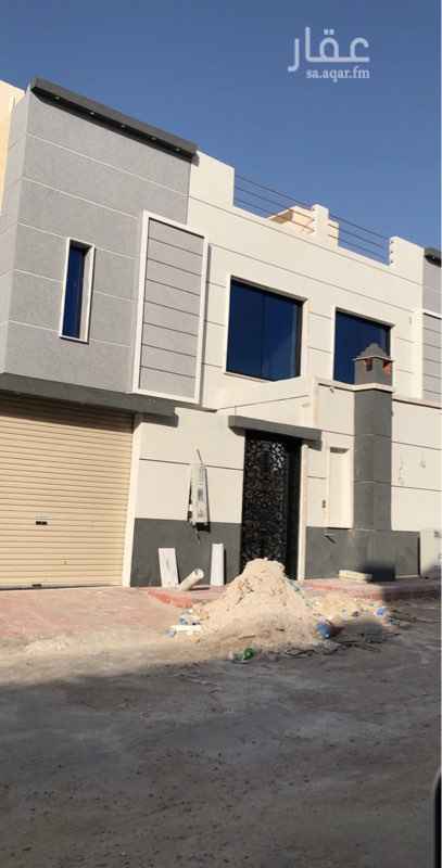 1700377 فيلا فاخره تتكون من مدخل سياره ومشب الدوار. الاول محلس مقلط مع دورة مياه وصاله كبيره ومطبخ ودورة مياه
الدور يتكون من صاله 4 غرف ثنتين ماستر وسطح فيه غرفتين وصاله ودورة مياه ديكور المبناء فاخر
لتواصل 0533388357