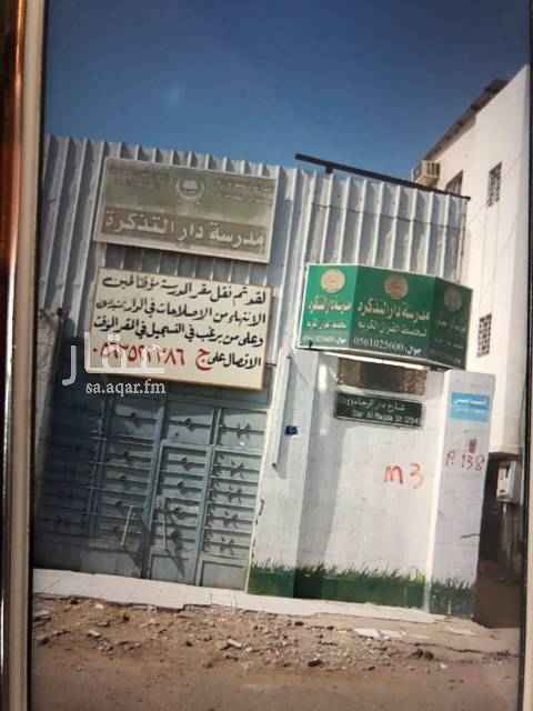 1458548 الارض عليها فله قديمه عمرها اكثر 35،سنه وفيها ملاحق على شارعين
الشارع الرئيسي شرقي 12 م
والشارع الشمالي 7 م