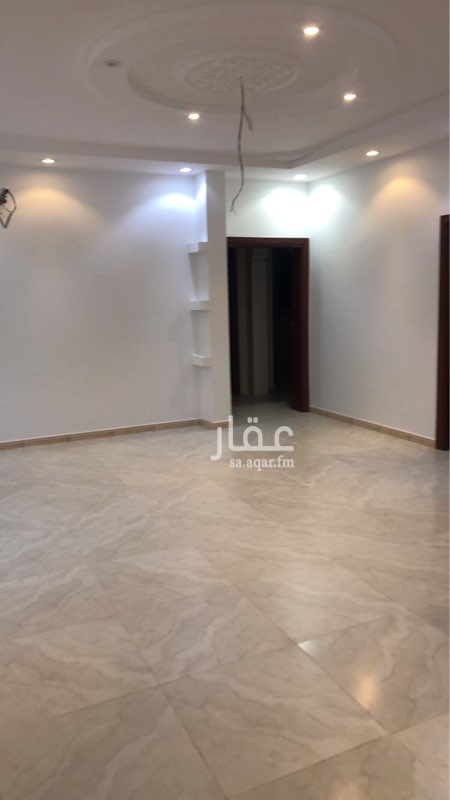 1534693 شقة عبارة عن خمس غرف وصالة وثلاث دورات مياه
لايوجد مصعد