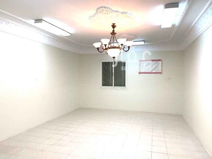 1559385 السلام عليكم المطبخ في طور التركيب ويوجد به مخزن مستودع