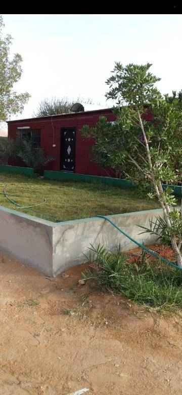1464465 الاستراحة تقع في مخطط النجوم على طريق نساح مقابل مصنع الاسمنت
شارعين
يوجد بها بئر ارتوازي ماء حلو
يوجد بها بيت مكون من ٧ غرف و٤ دورة مياه ومطبخ
يوجد بها مكيفات واثاث
يوجد بها ٢٠ نخل خلاص وتين وعنب وأشجار زينه
يوجد بها مسجد
ودكه خارجيه وبركة ماء
جوال
0555286669