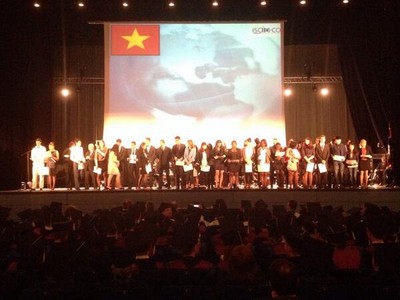 Les &eacute;tudiants de la nouvelle promotion Albert Camus re&ccedil;oivent leur certificat de parrainage