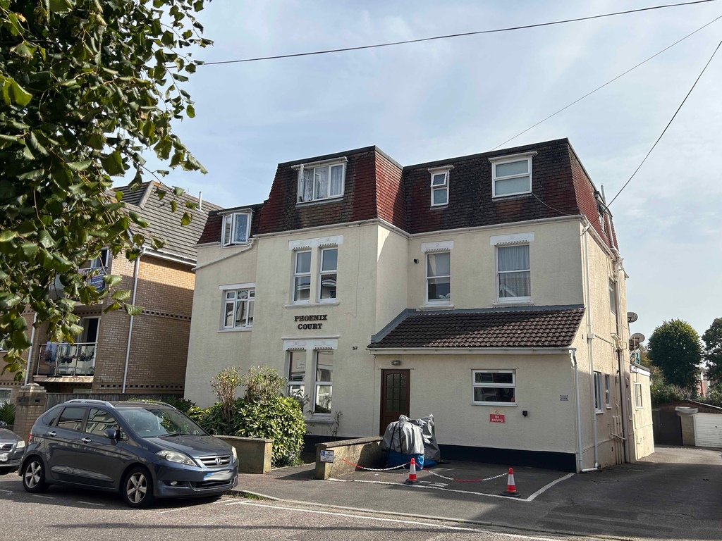 Westby Road, spacious one bed flat.