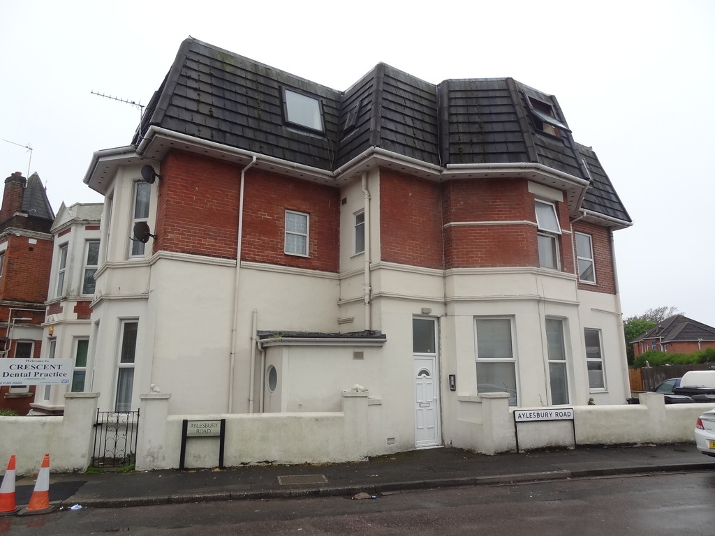 THE CRESCENT, BOSCOMBE – STUDIO FLAT – AVAILABLE NOW