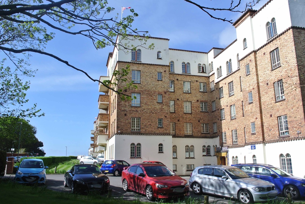 SPACIOUS FIRST FLOOR, ONE BEDROOM FLAT, AVAILABLE LONG TERM, CLOSE TO BEACH AT BOSCOMBE PIER