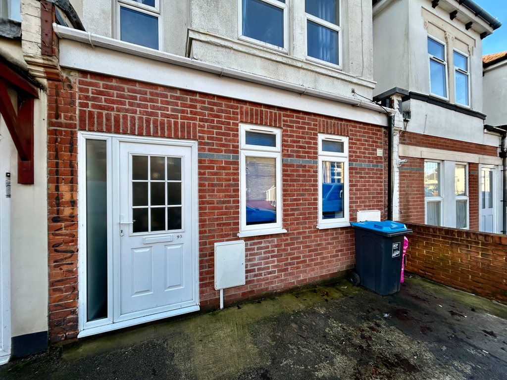 Palmerston Road modernised one bed flat with small garden area