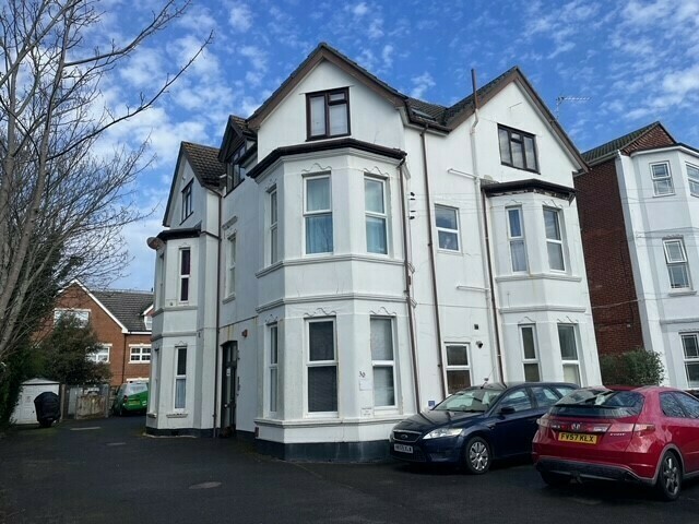 FIRST FLOOR ONE BEDROOM FLAT, LOCATED CLOSE TO SHOPS, TRANSPORT LINKS AND BEACH AT BOSCOMBE PIER