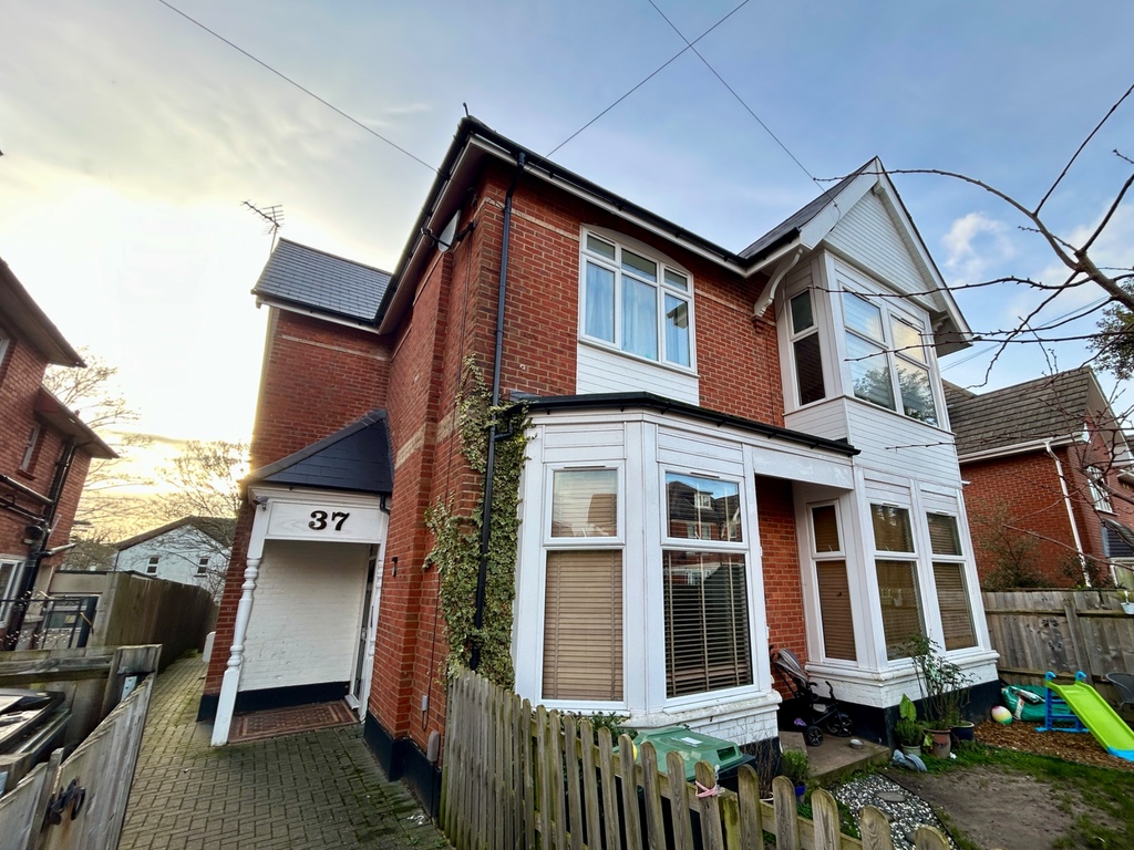 LOVELY GROUND FLOOR TWO BEDROOM FLAT WITH ALLOCATED PARKING – AVAILABLE NOW