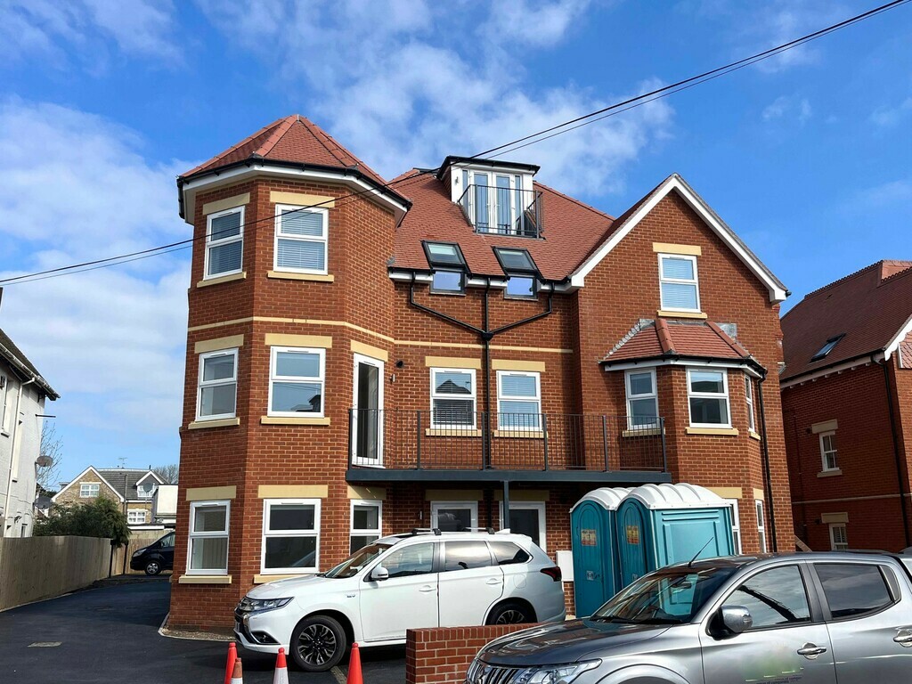 A GROUND FLOOR, MODERN TWO BEDROOM FLAT WITH EN-SUITE AND PARKING – FLORENCE ROAD, BOURNEMOUTH