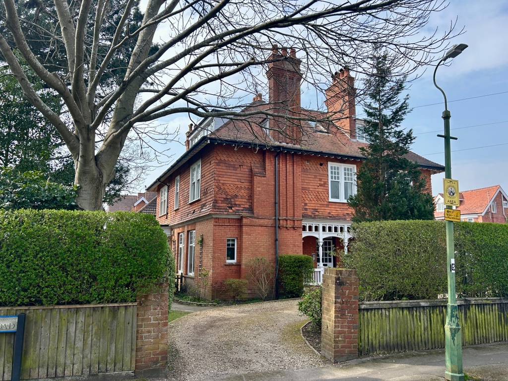 Boscombe Manor lovely Two Bed Flat Availabel Now